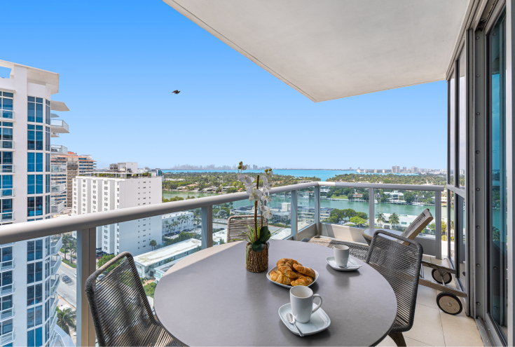 Thumbnail Deluxe Corner Suite _ Biscayne Bay View-1